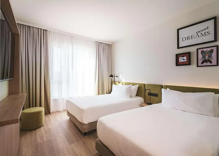 Hampton By Hilton Hotel *